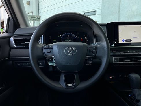 Used 2025 Toyota Camry LE image 30