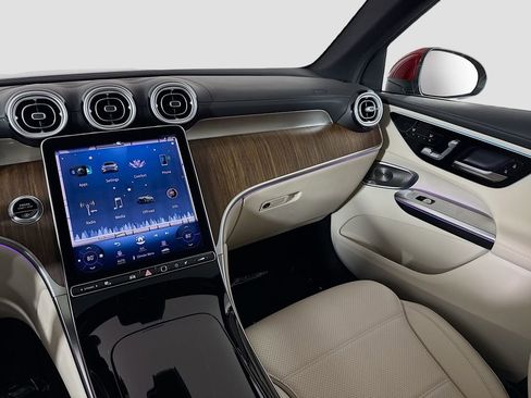 Used 2023 Mercedes-Benz GLC 300 4MATIC image 25