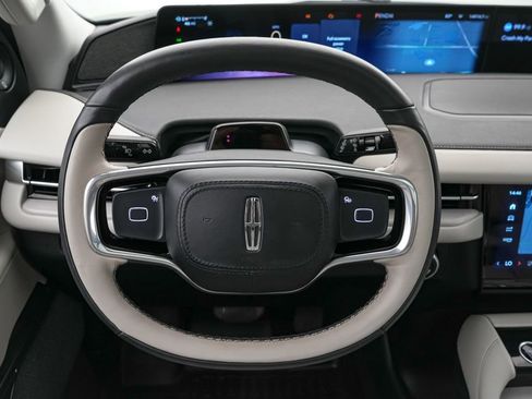 Used 2025 Lincoln Navigator Reserve image 18