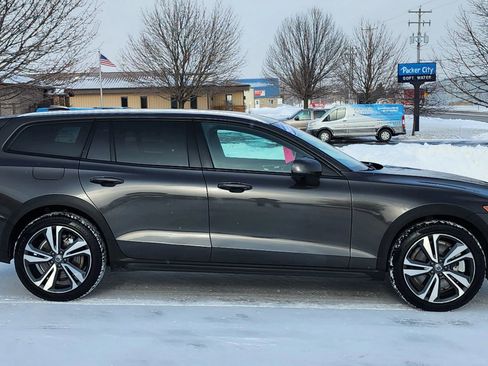 Used 2025 Volvo V60 B5 Cross Country Plus image 9