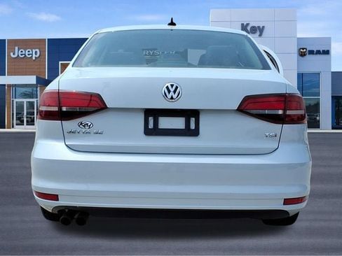Used 2017 Volkswagen Jetta SE FWD image 4