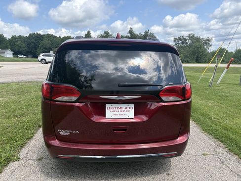 Used 2018 Chrysler Pacifica Touring-L FWD image 4