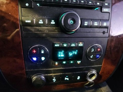 Used 2014 Chevrolet Suburban LT image 15