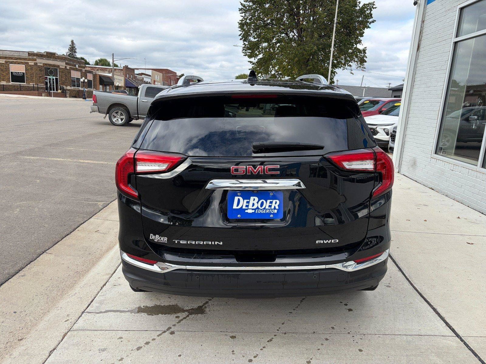 Used 2022 GMC Terrain SLT w/ Infotainment Package II AWD/4WD image 4