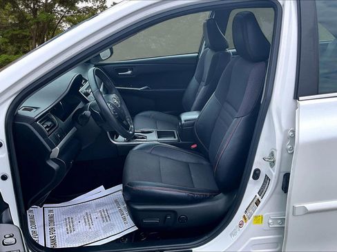 Used 2017 Toyota Camry image 19