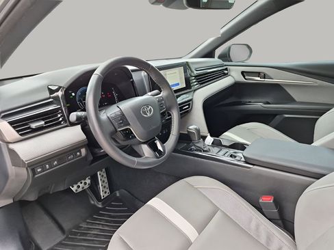 Used 2025 Toyota Camry SE w/ Convenience Package image 29