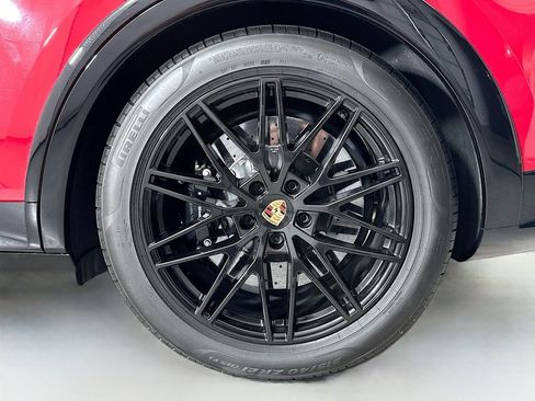 Certified 2025 Porsche Cayenne GTS AWD/4WD image 33