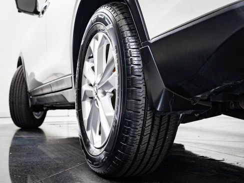 Used 2016 Nissan Rogue SV w/ SV Premium Package image 40