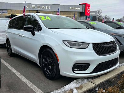 Used 2024 Chrysler Pacifica Limited