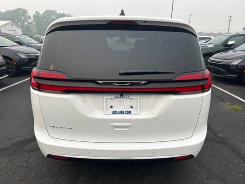 Used 2027 Chrysler Pacifica Select FWD image 5