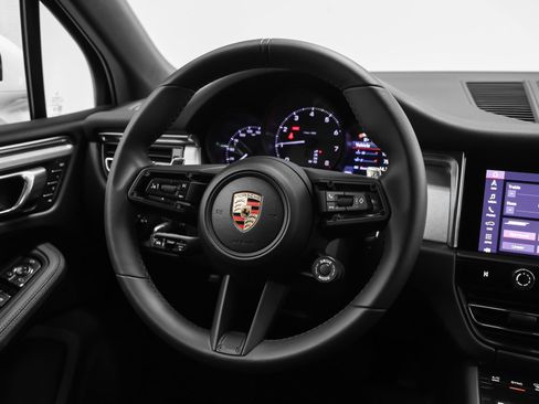 Certified 2026 Porsche Macan image 33