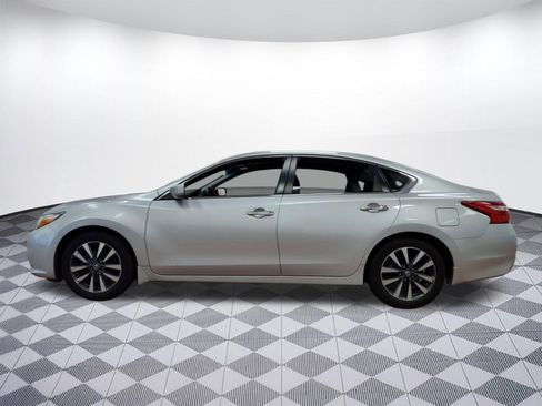 Used 2017 Nissan Altima 2.5 SV image 2