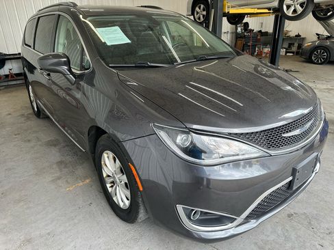 Used 2018 Chrysler Pacifica Touring-L FWD image 6