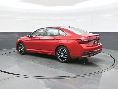 Certified 2025 Volkswagen Jetta SE image 5