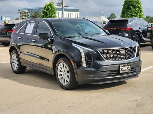 Used 2021 Cadillac XT4 Luxury w/ Cold Weather Package FWD image 3