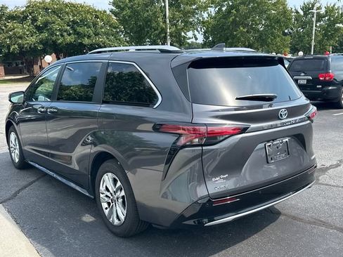 Used 2025 Toyota Sienna Limited FWD image 6