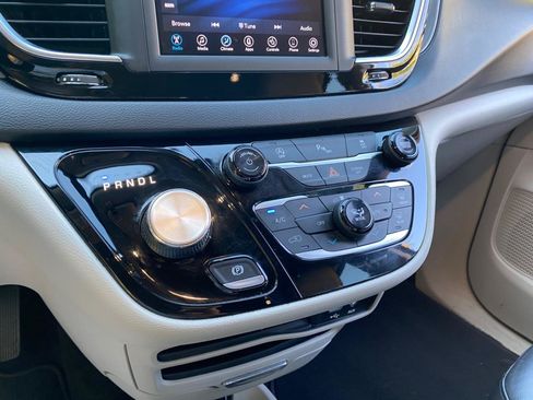 Used 2020 Chrysler Pacifica Touring-L FWD image 70