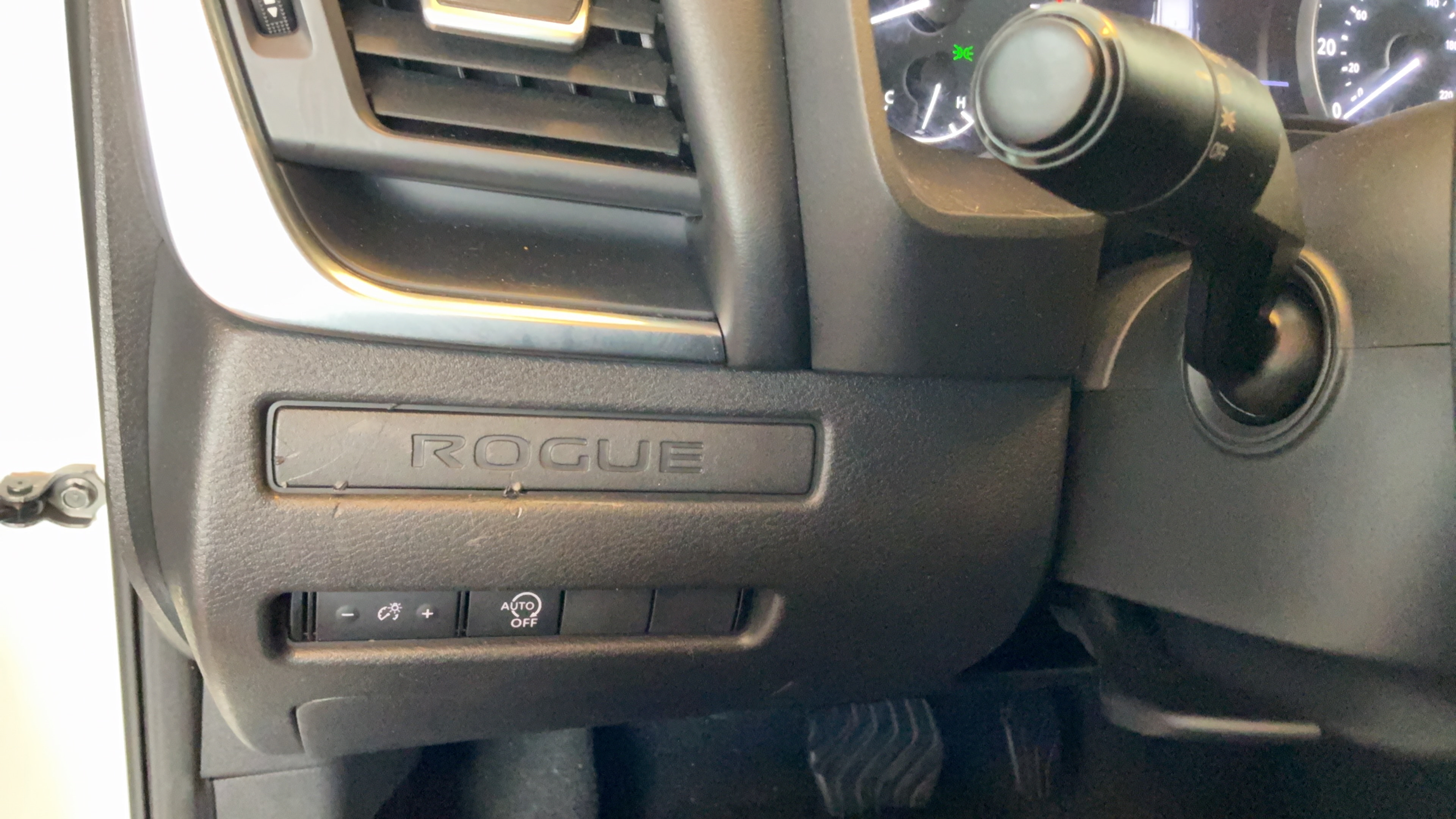 Used 2023 Nissan Rogue S AWD/4WD image 19