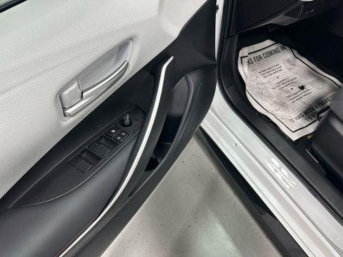 Used 2025 Toyota Corolla SE w/ SE Premium Package image 9