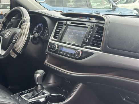 Used 2019 Toyota Highlander XLE AWD/4WD image 11