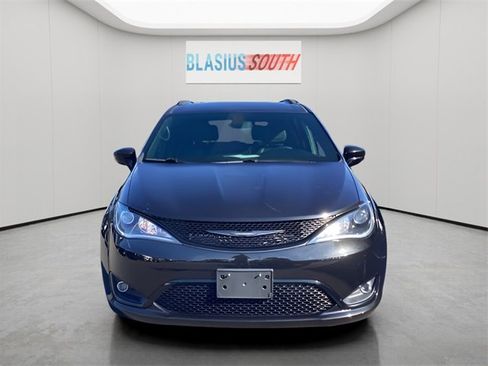 Used 2020 Chrysler Pacifica Touring-L image 8