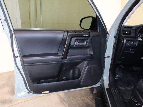 Used 2022 Toyota 4Runner TRD Off-Road AWD/4WD image 31