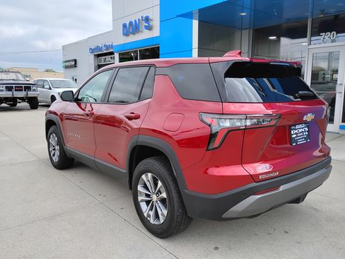 Used 2025 Chevrolet Equinox LT FWD image 2