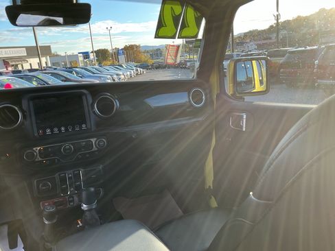 Used 2022 Jeep Wrangler Unlimited Rubicon w/ Trailer Tow Package image 16