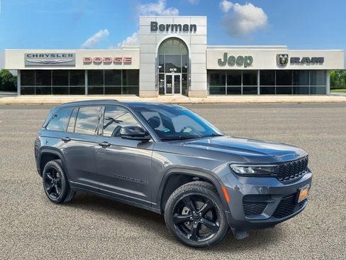 Certified 2022 Jeep Grand Cherokee Altitude AWD/4WD image 2