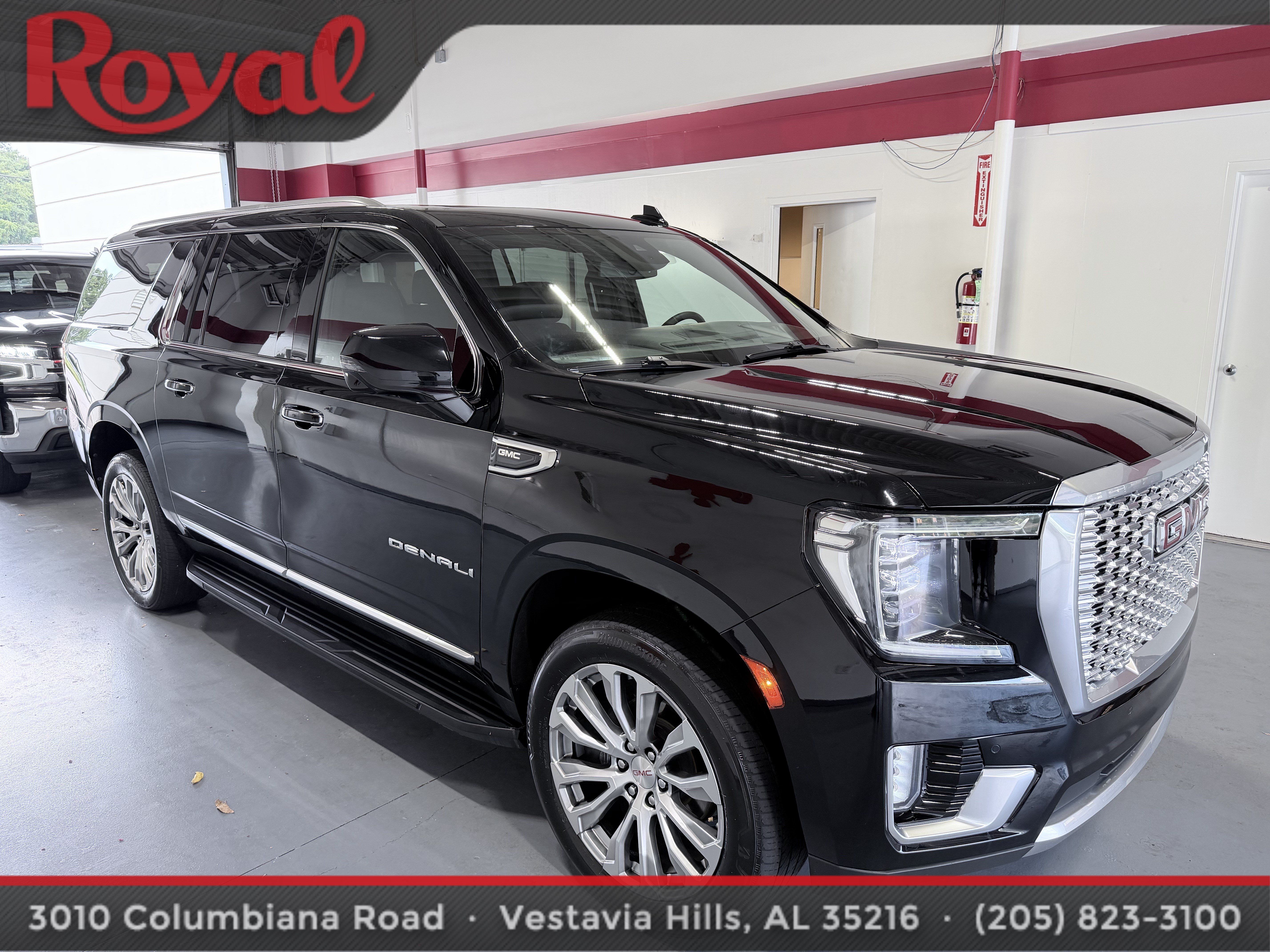 Used 2024 GMC Yukon XL Denali RWD image 3
