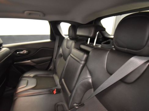 Used 2019 Jeep Cherokee Latitude Plus image 12