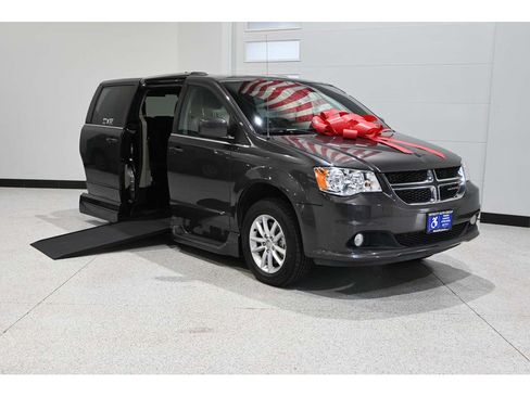 Used 2019 Dodge Grand Caravan SXT FWD image 2