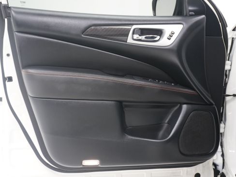 Used 2020 Nissan Pathfinder SL FWD image 16