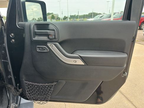 Used 2016 Jeep Wrangler Unlimited Sahara w/ Connectivity Group AWD/4WD image 28
