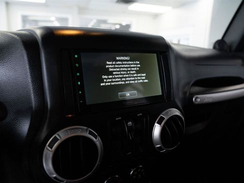 Used 2014 Jeep Wrangler Unlimited Rubicon w/ Connectivity Group AWD/4WD image 17