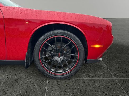 Used 2015 Dodge Challenger SXT image 9