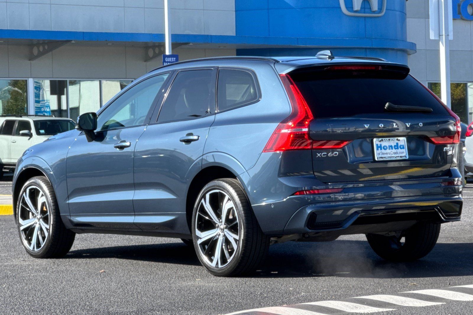 Used 2023 Volvo XC60 B5 Ultimate w/ Protection Package Premier FWD image 3