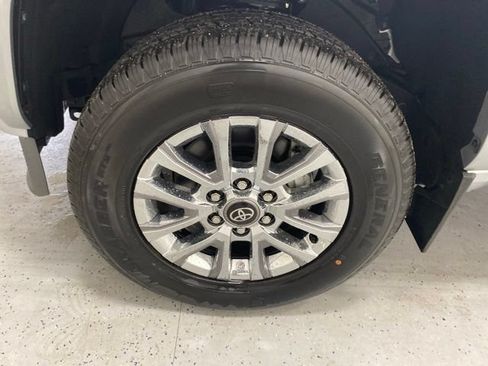 Used 2025 Toyota Tacoma Limited AWD/4WD image 9
