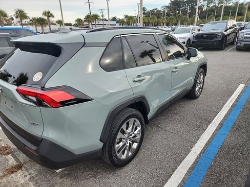 Used 2020 Toyota RAV4 XLE Premium image 4