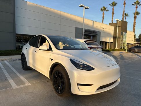 Used 2022 Tesla Model Y Long Range image 2
