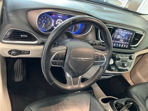 Used 2018 Chrysler Pacifica Touring-L Plus FWD image 5