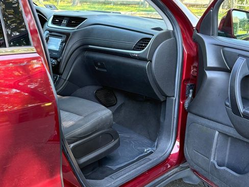 Used 2015 Chevrolet Traverse LT w/ Style and Technology Package image 13