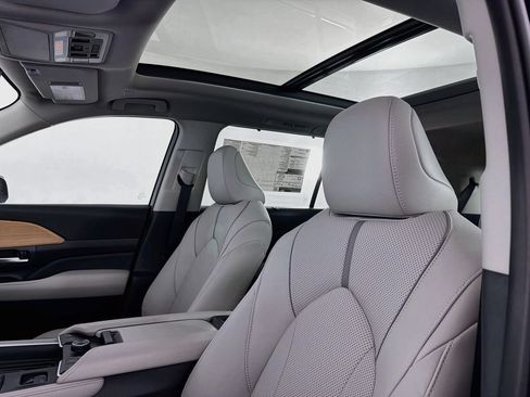 New 2026 Toyota Grand Highlander AWD image 32