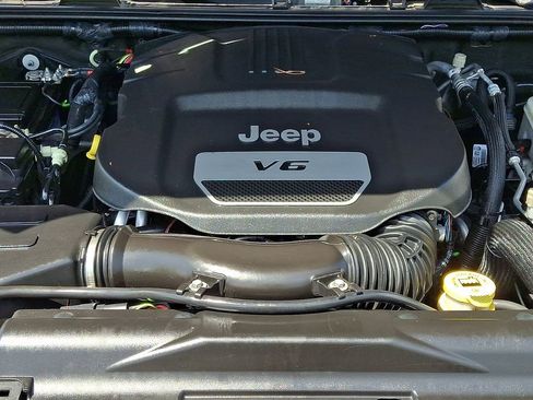 Used 2018 Jeep Wrangler Unlimited Rubicon w/ Connectivity Group AWD/4WD image 27