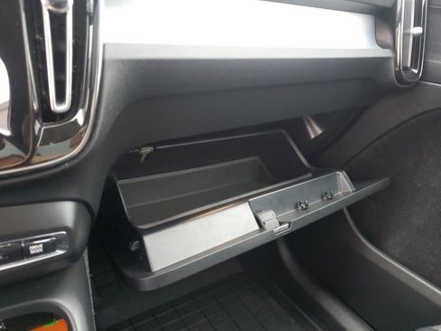 Used 2021 Volvo XC40 T5 Momentum w/ Climate Package image 23