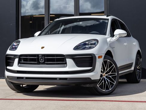 Certified 2026 Porsche Macan AWD/4WD image 1
