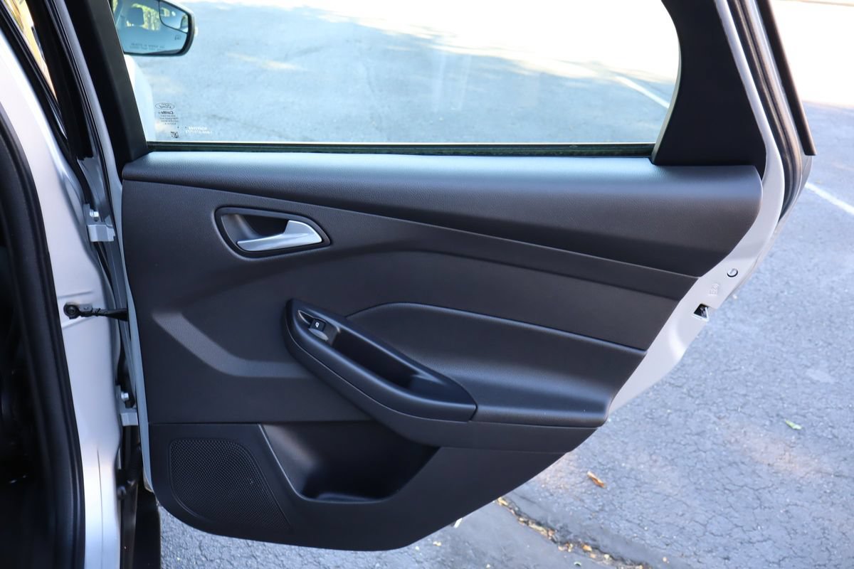 Used 2018 Ford Focus SE w/ Cold Weather Package FWD image 25