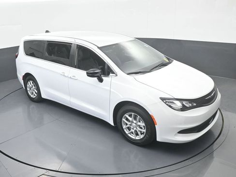 Used 2026 Chrysler Voyager LX image 51
