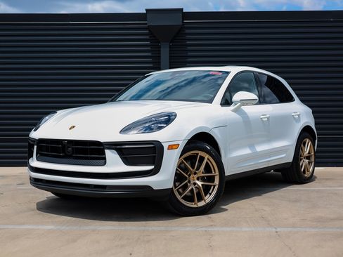 Certified 2025 Porsche Macan image 1