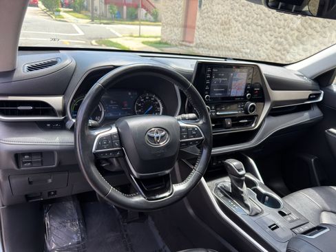 Used 2021 Toyota Highlander XLE AWD/4WD image 15